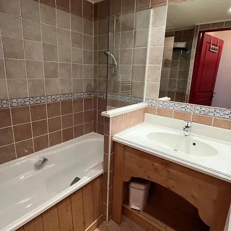 6 Personnes Au Pied Des Pistes Avec Piscine A Val Cenis - Fr-1-508-256